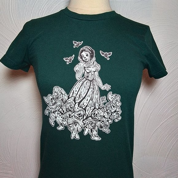 Halloween T Shirt Zombie Snow White & the Seven Dwarves Graphic Tee size XS - Picture 1 of 4